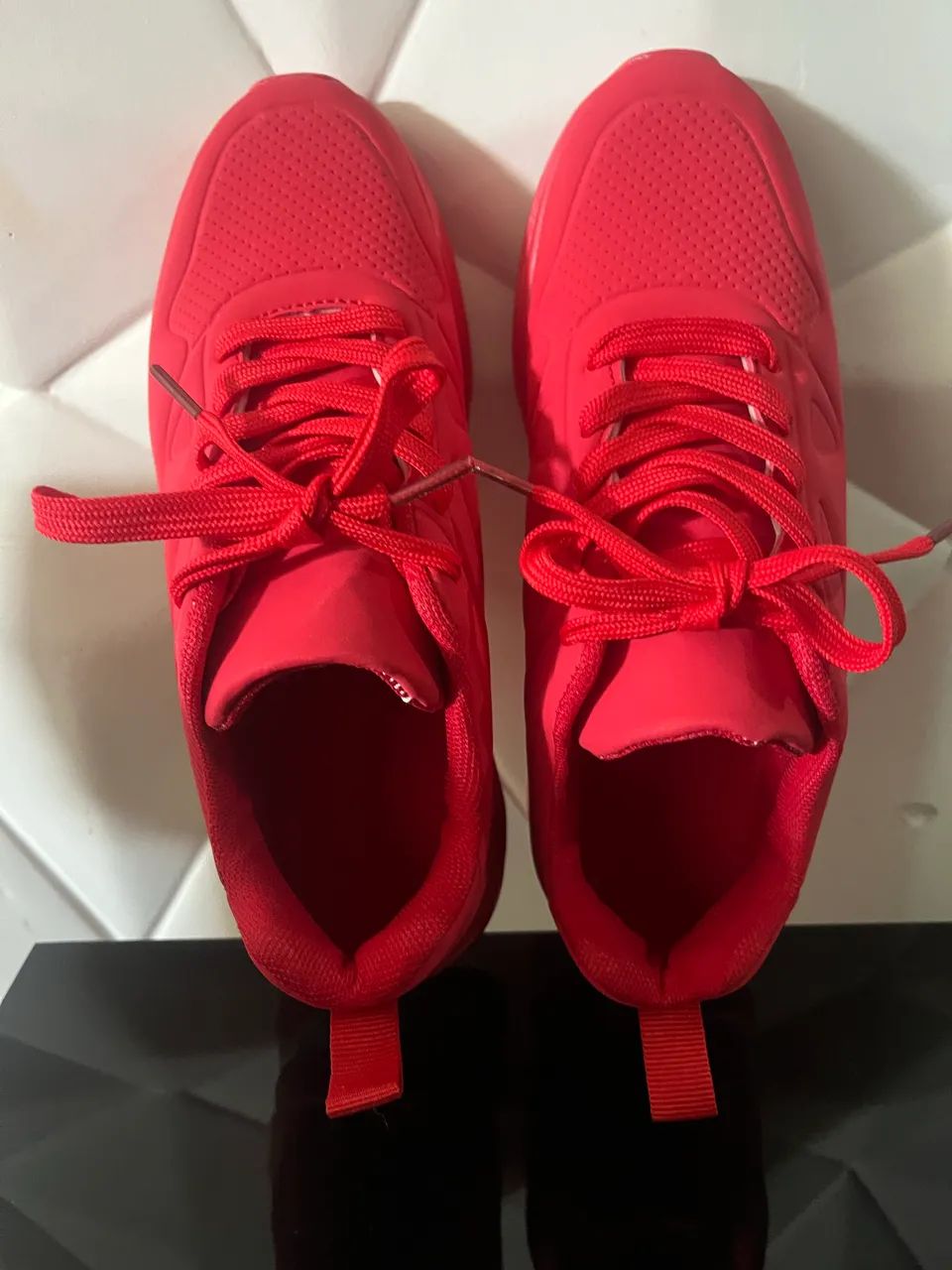 Tênis vermelho tomate