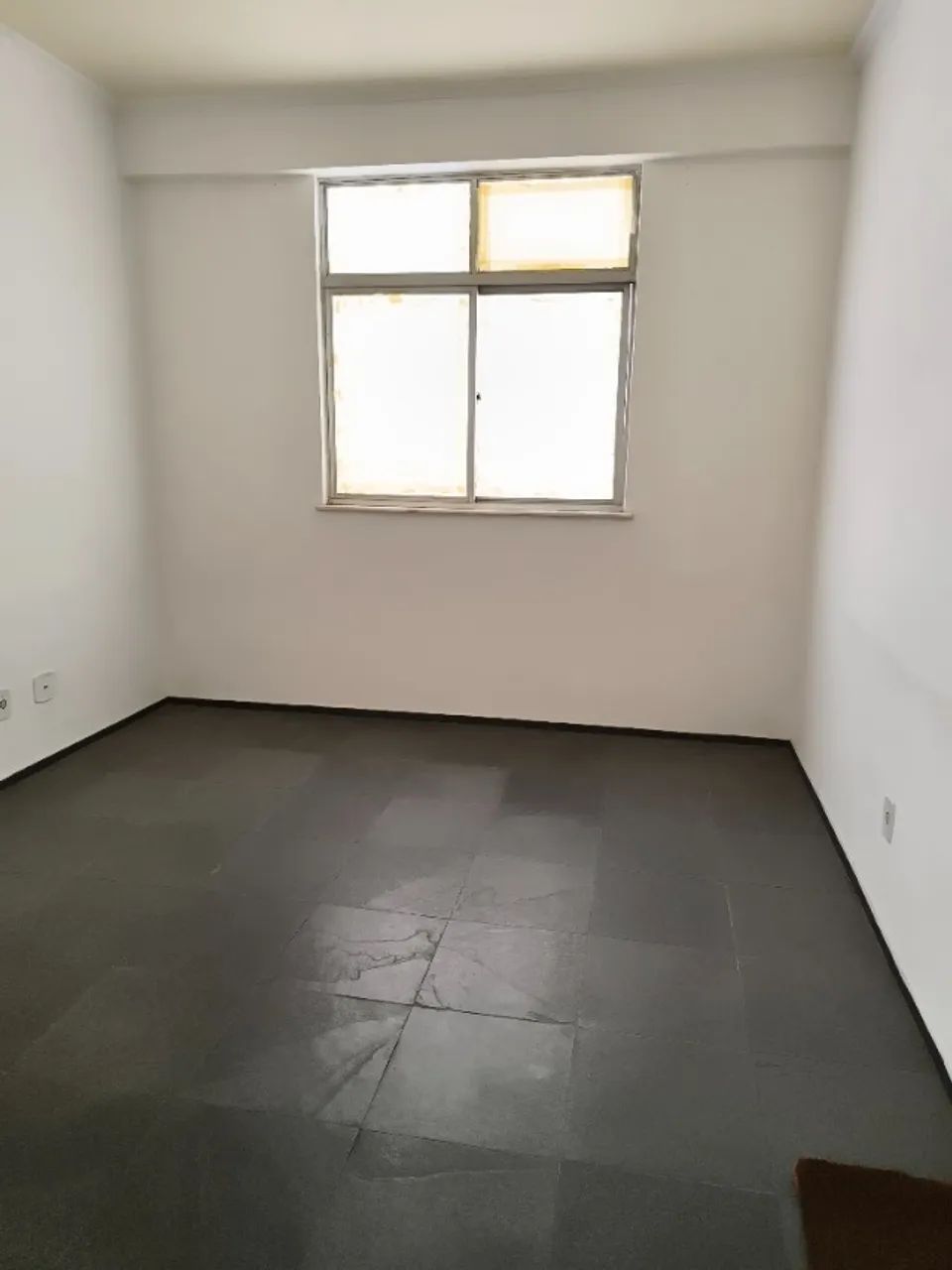 Bom apartamento de sala e quarto com garagem no Centro - Niterói - Foto 3
