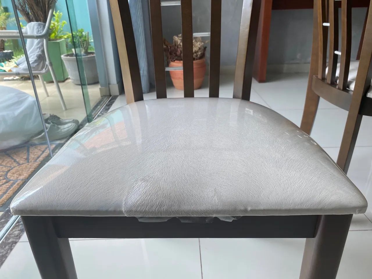 Mesa de vidro e cadeiras de madeira - Foto 4