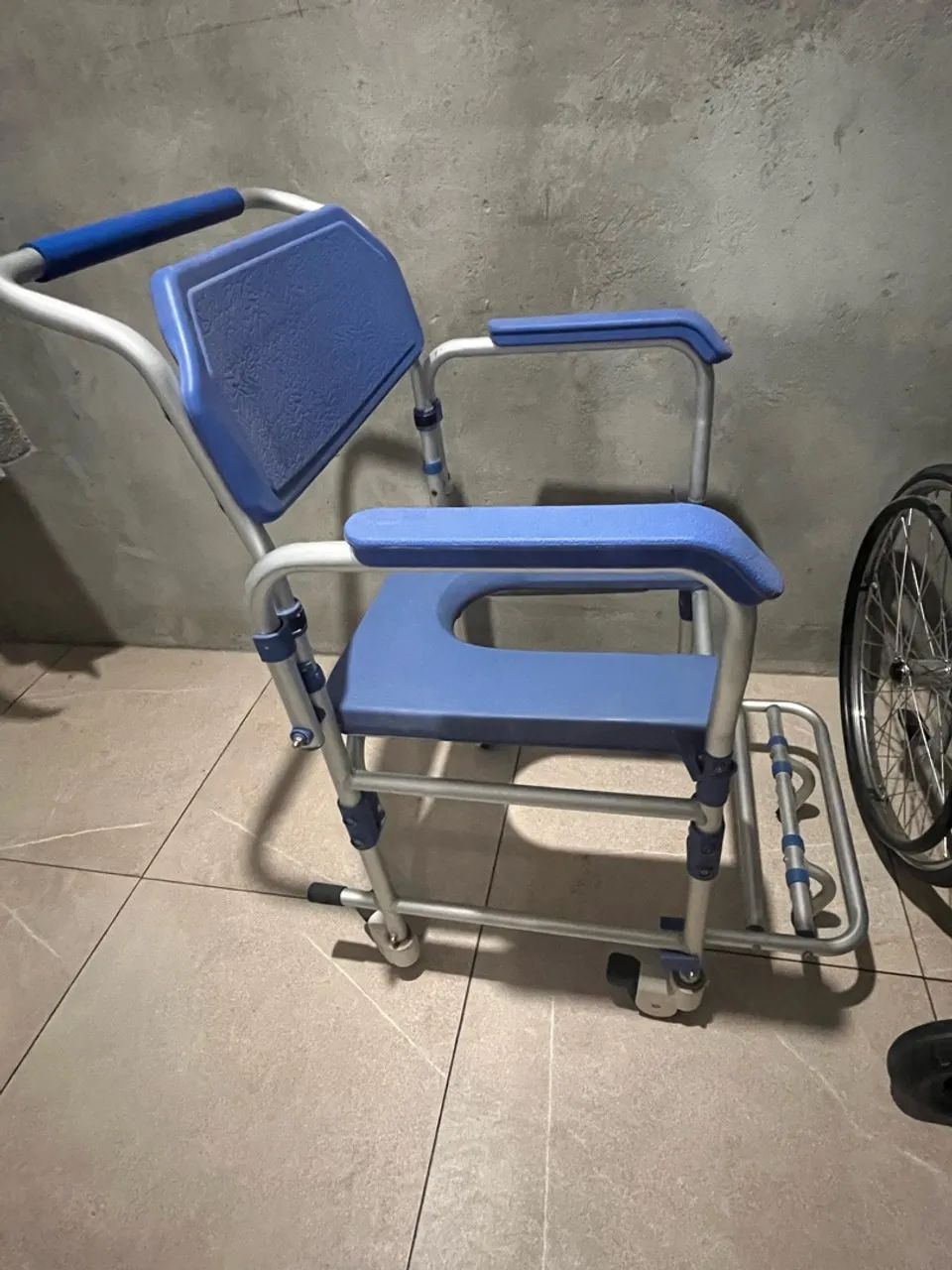 Cadeira Rodas e  Cadeira de Banho  - Foto 4