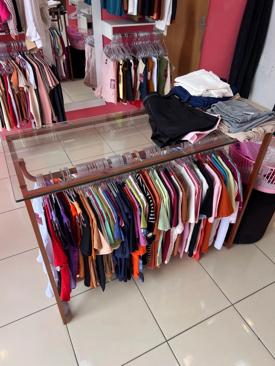 Móvel/ Arara central de vidro para loja de roupa  - Foto 2