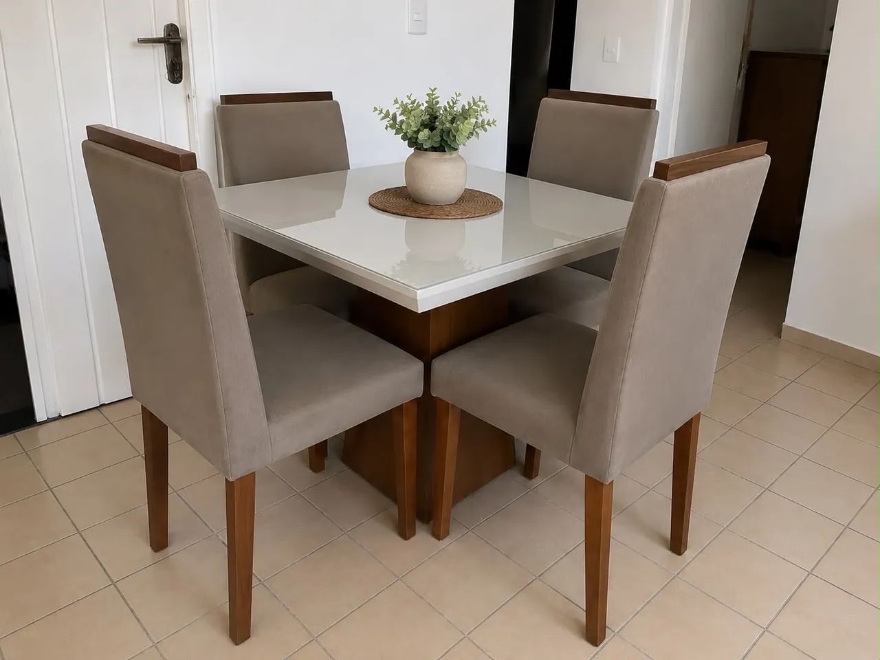Mesa com 4 cadeiras seminovas  - Foto 4