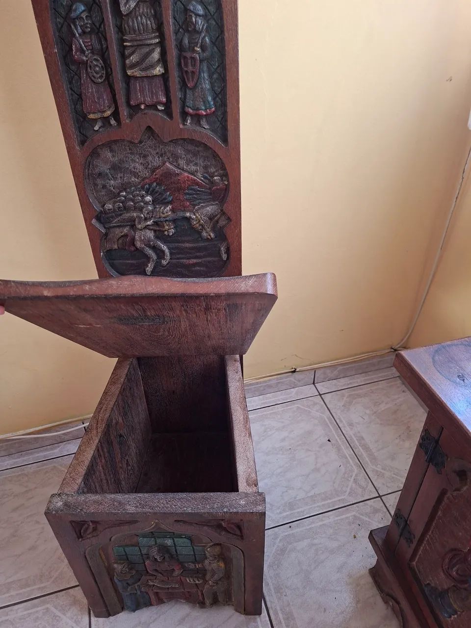 Cadeiras, móvel 2 portas e pia batismal - Foto 2