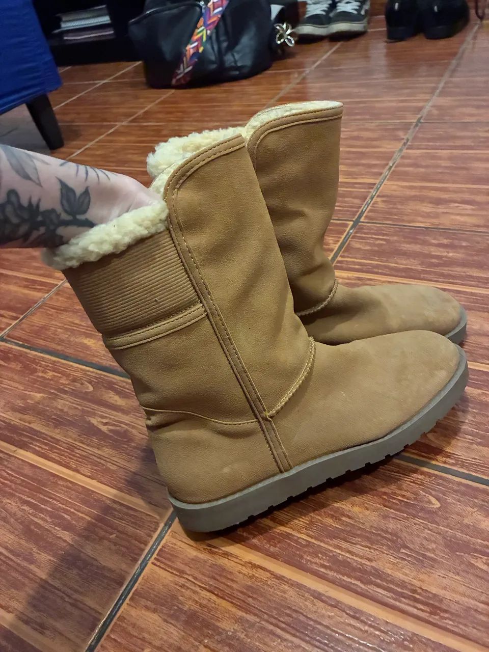 Bota marrom pelúcia - Foto 2