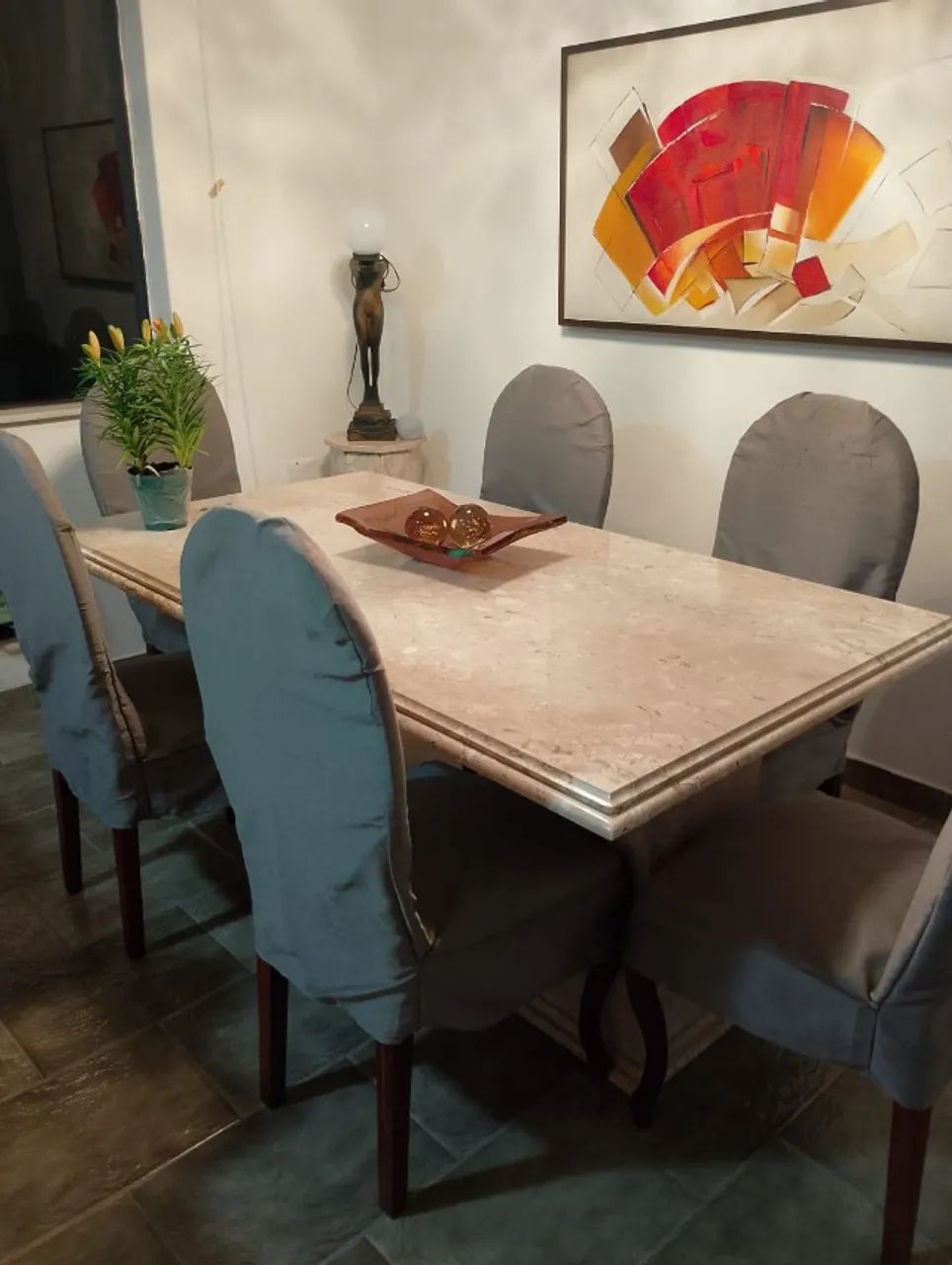 Mesa com tampo e base de mármore travertino com 06 cadeiras de madeira maciça 