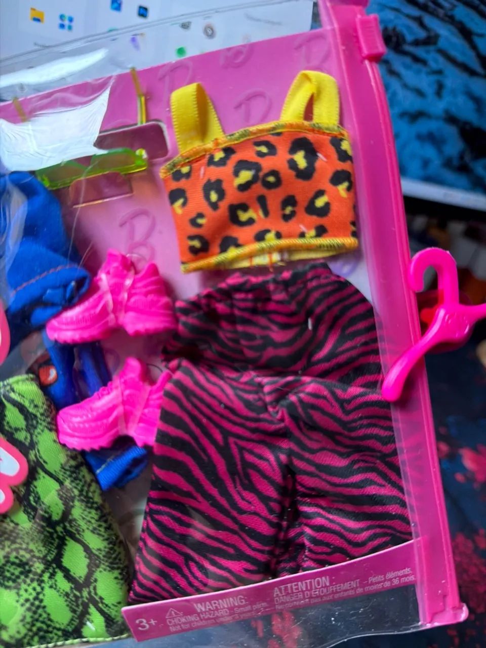 Boneca Barbie roupas lacrado  - Foto 3