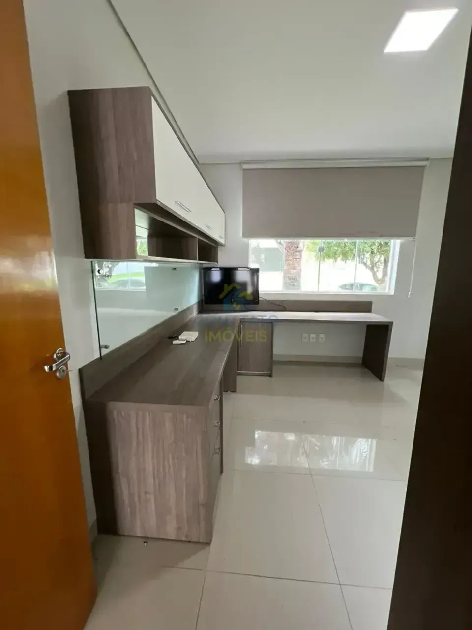 Imóvel para aluguel possui 290 metros quadrados com 4 quartos em Condomínio Belvedere - Cu