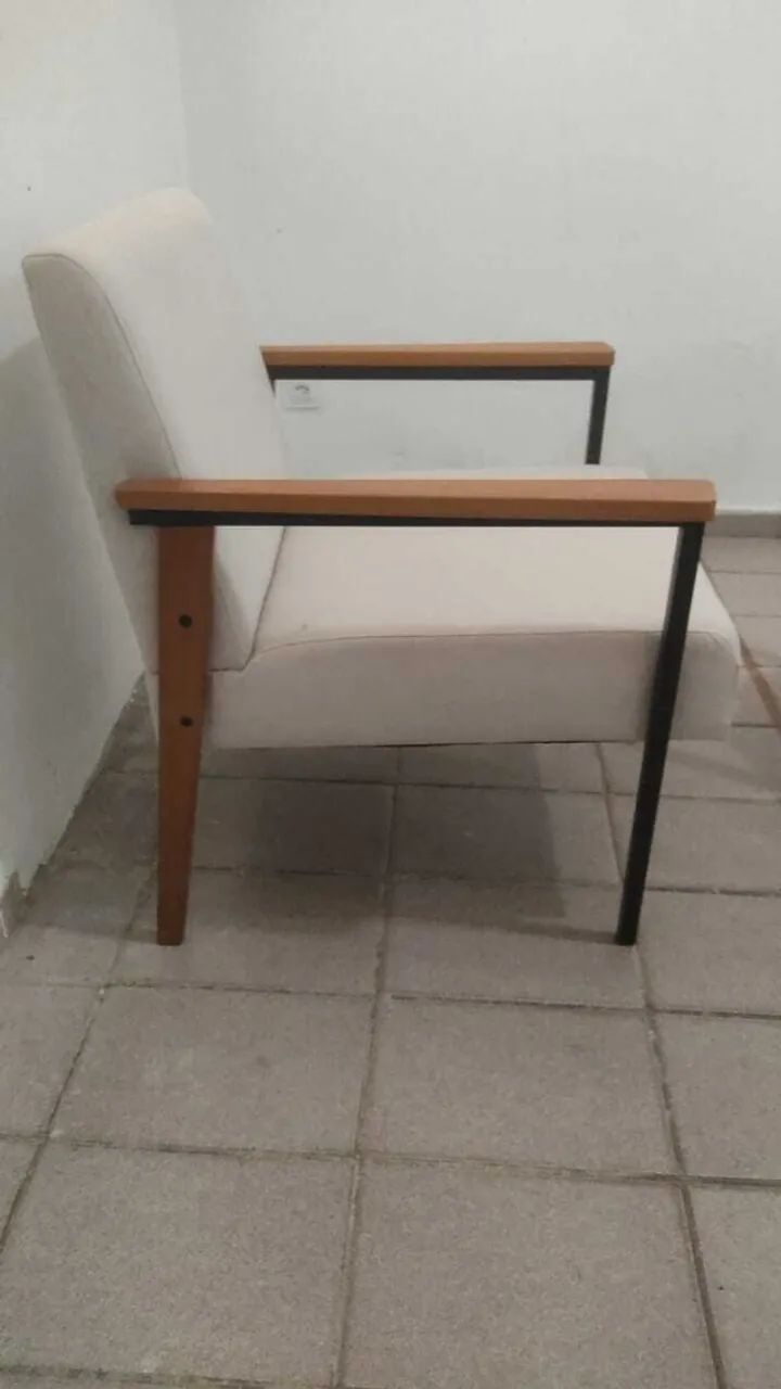 Poltronas de linho com estrutura em metal e detalhes em madeira. - Foto 2