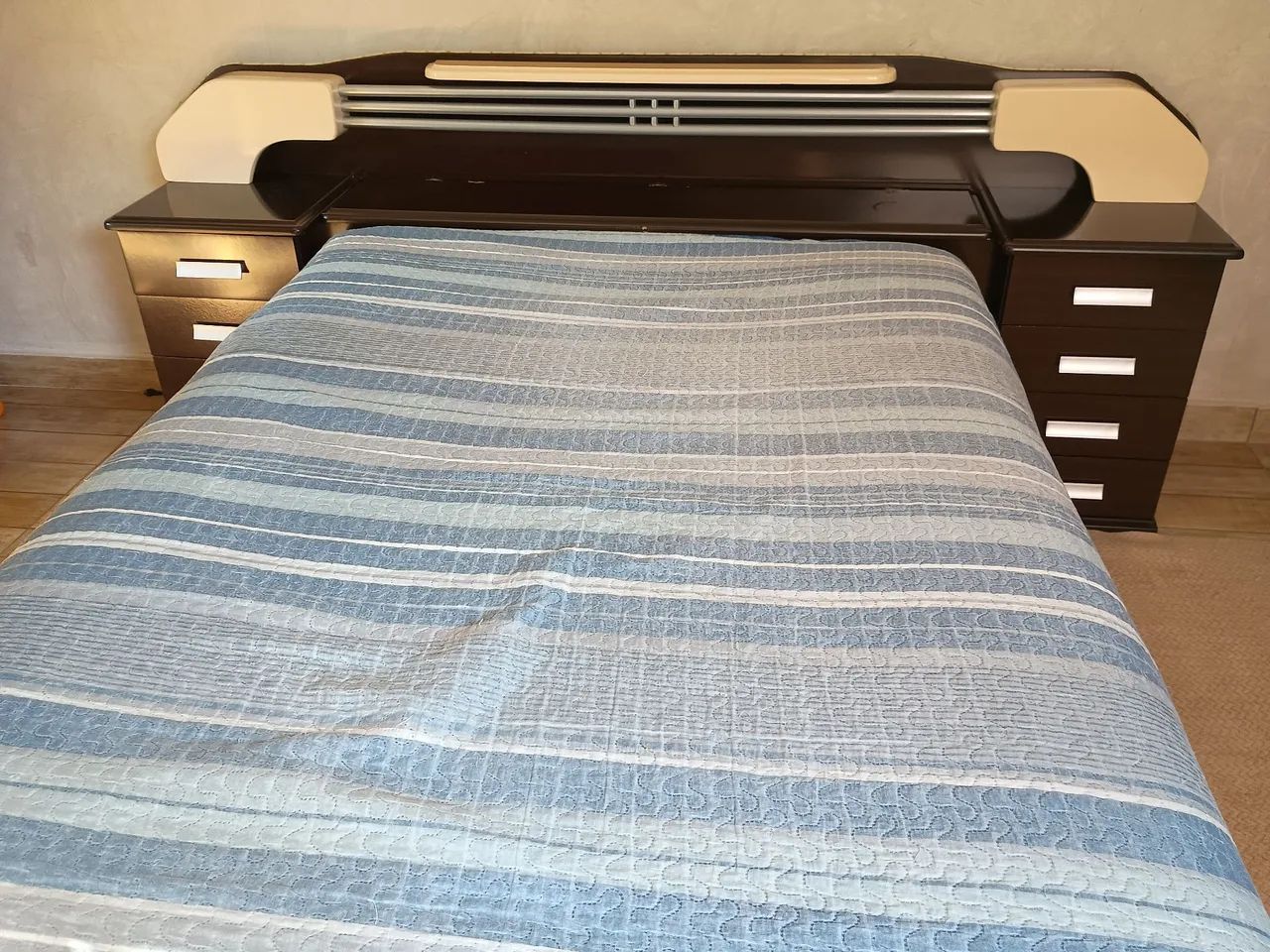Vendo cama box de casal com cabeceira em ótimo estado.
