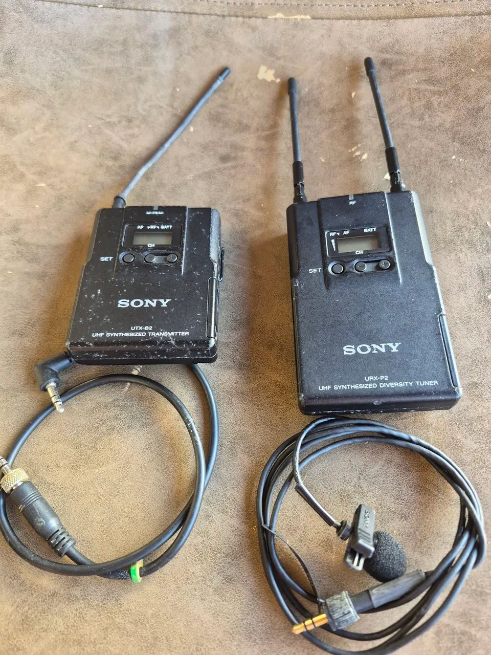 Microfone de lapela sony uhf synthesized urx-p2 preto