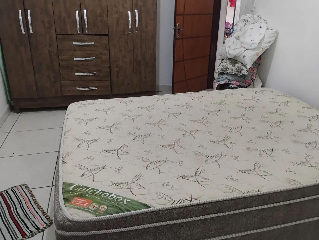 Móveis cama e guarda-roupa
