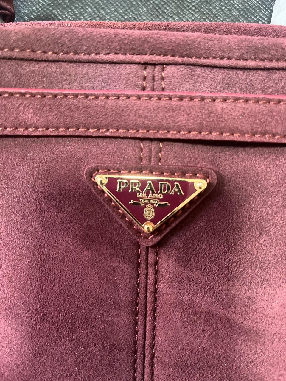Bolsa Prada  em Camurça Bordô - Logo Triangular Dourado - Foto 4