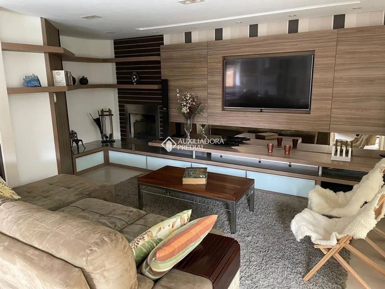 PRÉDIO COMERCIAL COM HOTEL RESTAURANTE SOBRADOS
