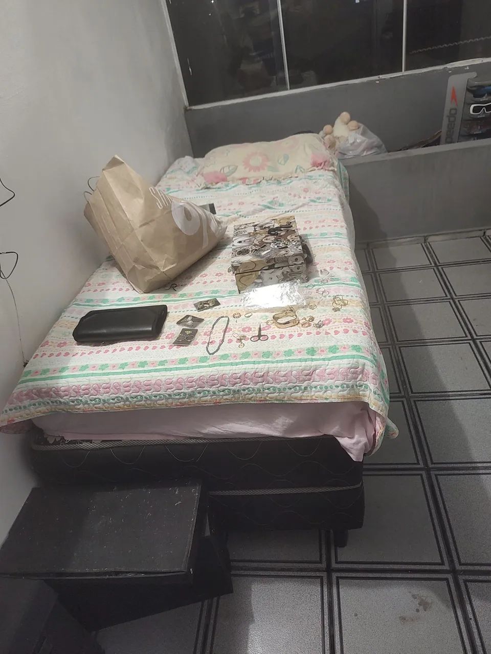 Cama solteirão com base