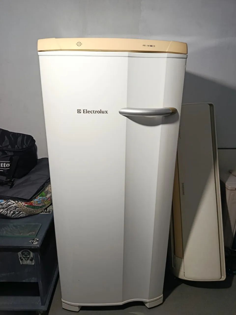 Freezer Vertical Electrolux FE18 (145L) - Perfeito Estado e Com capa!