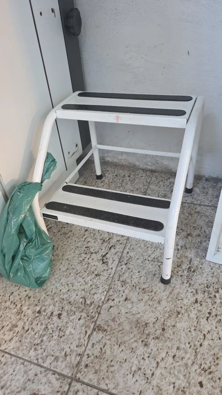 Maca tipo balcão de consultório com escadinha e perneira  - Foto 2
