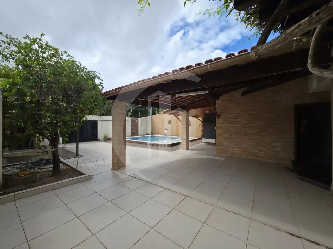 Casa com 420 m², cinco suítes e área de lazer completa na Farolândia - Foto 2