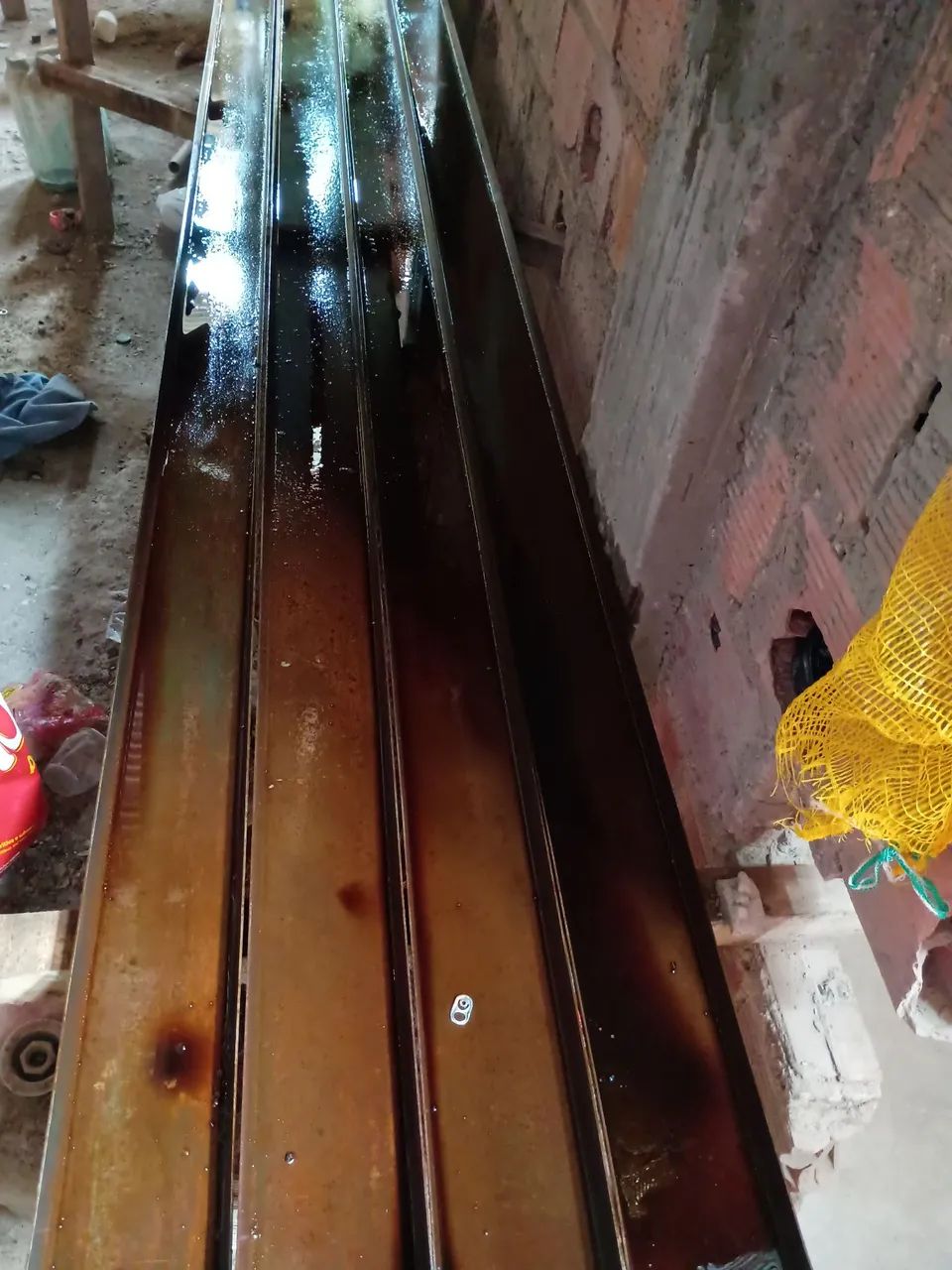 Mold for manufacturing longitudinal beams, each 6 meters long