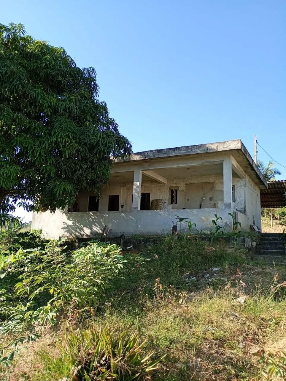Sítio de frente com represa