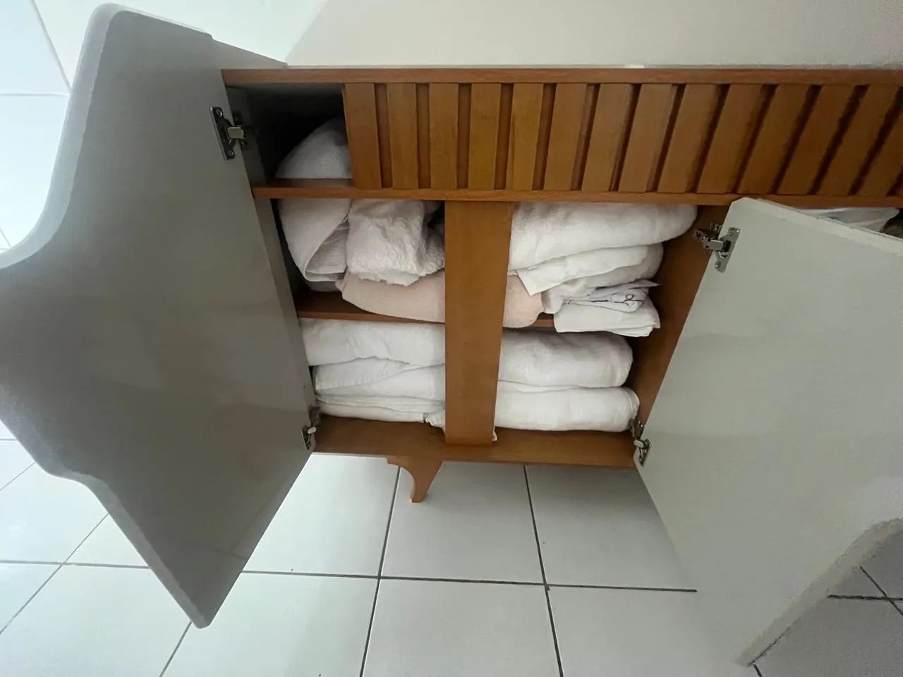 Buffet/Aparador retrô em madeira e branco - Foto 3