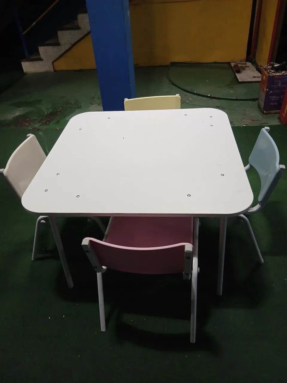 Mesa escolar com cadeiras infantil