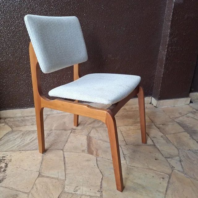 3 Cadeiras de design de madeira e linho