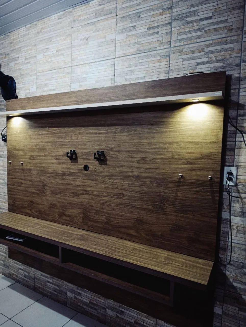Rack painel com lede super conservado 