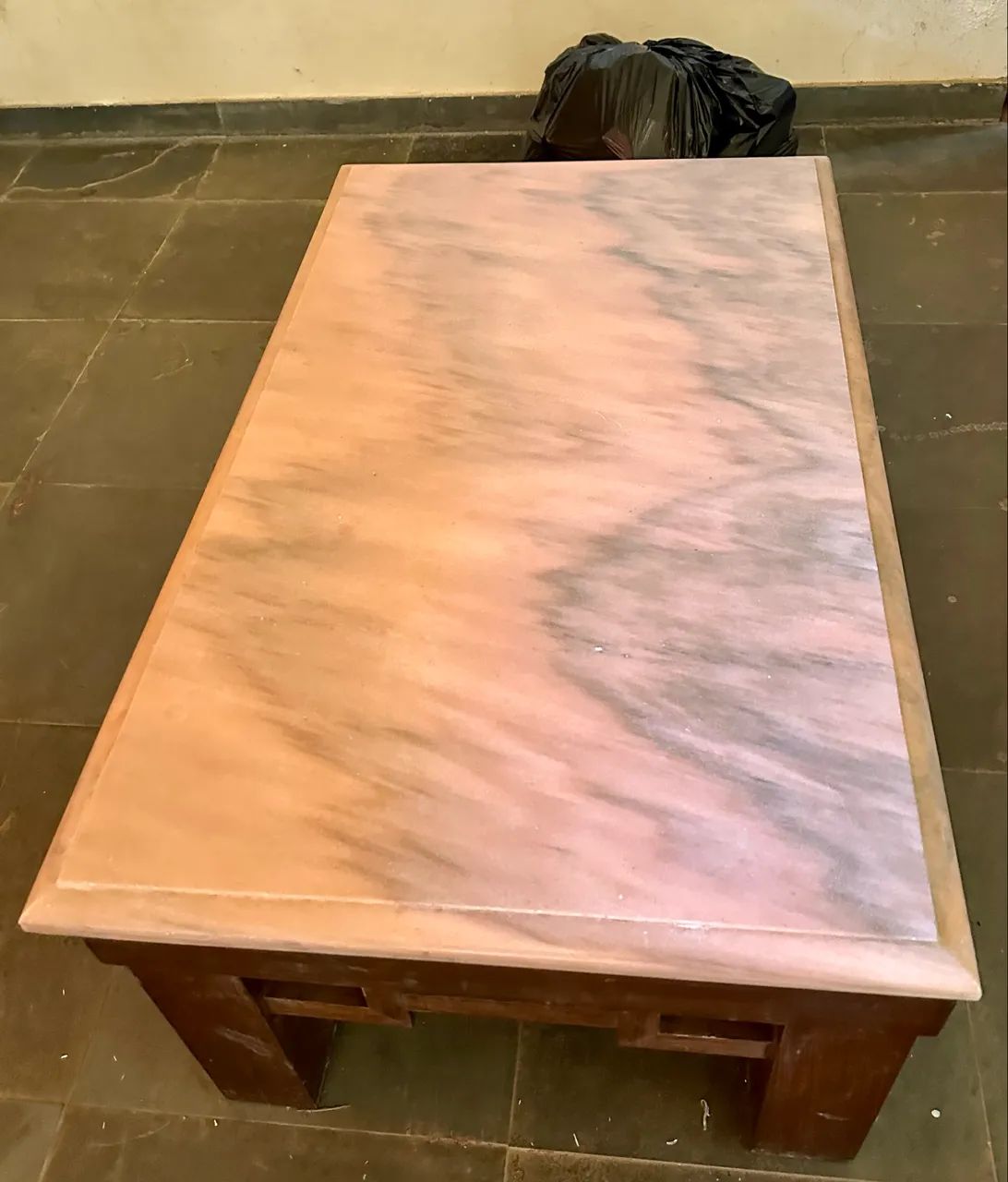 Mesa de centro de madeira maciça com tampo de mármore  - Foto 2