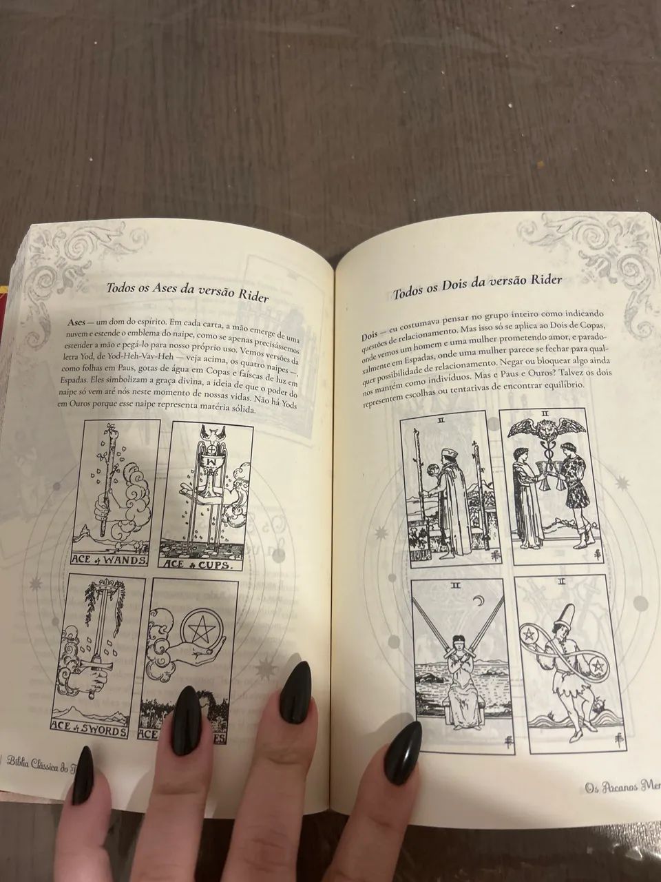 Vendo livro bíblia do tarot  - Foto 2