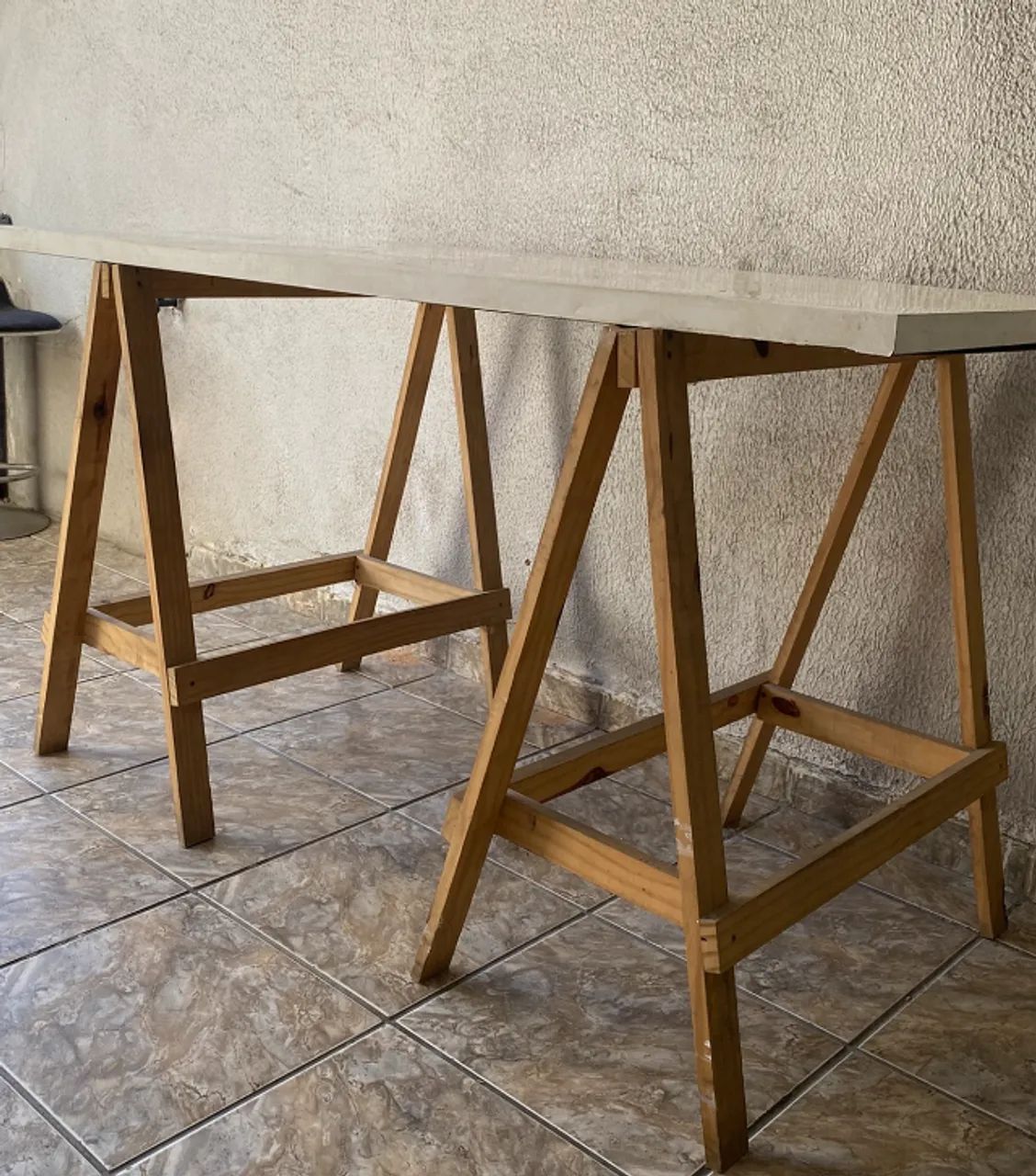 VENDO MESA COM CAVALETES DE PINUS - Foto 2