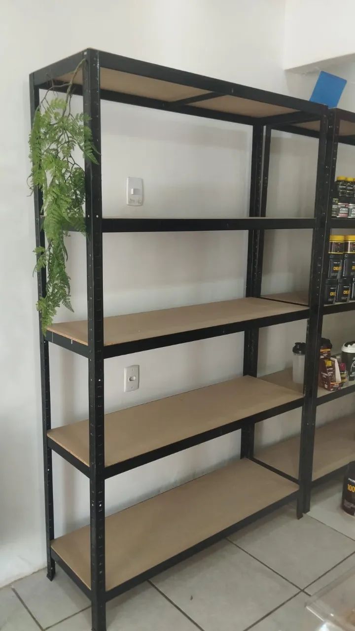 VENDE-SE ESTANTE DE AÇO E MADEIRA 