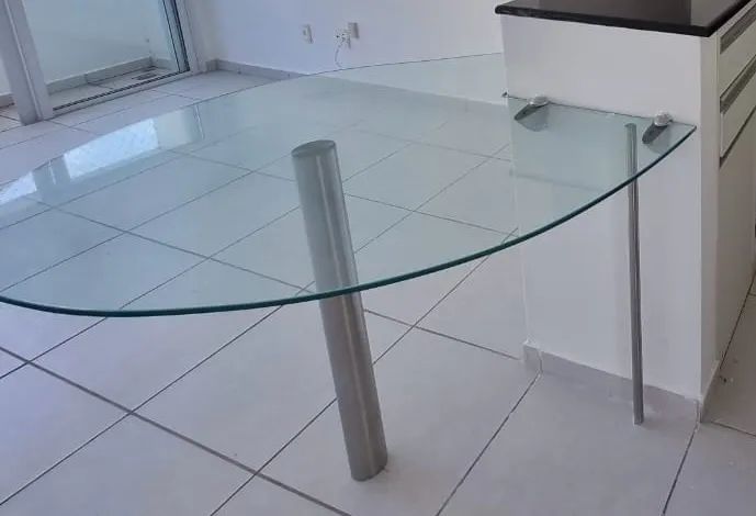 Mesa de vidro com 2 cadeiras 