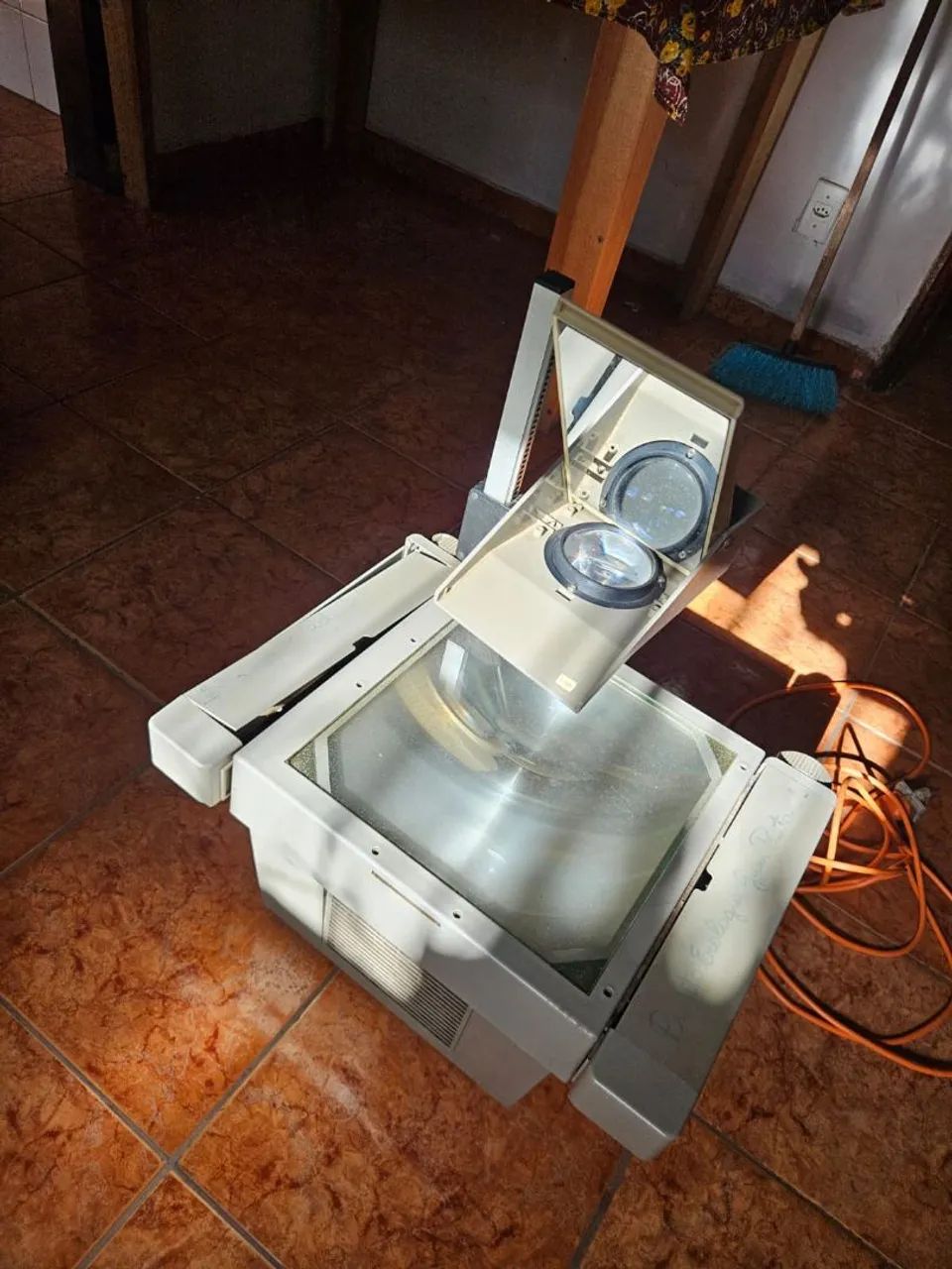 Projetor de Transparências - Retroprojetor Vintage Funcionando - Foto 2