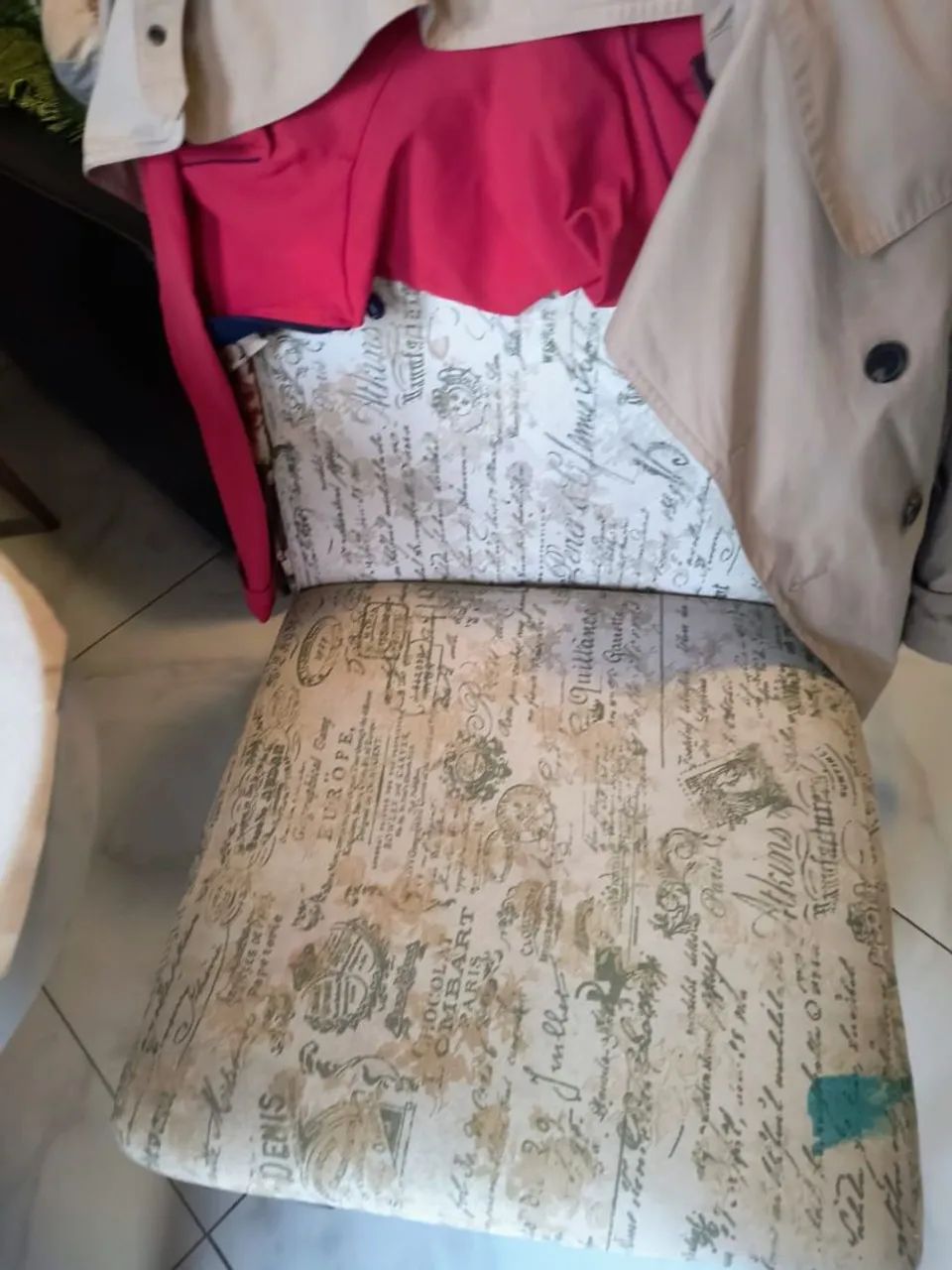 Vendo mesa com cadeiras