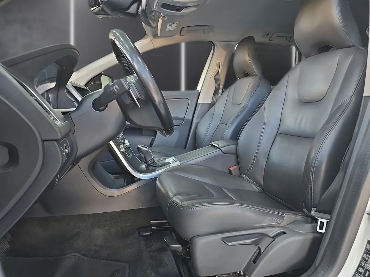Volvo XC 60 T-5 R-DESIGN 2.0 FWD 5p, foto 6 de 13