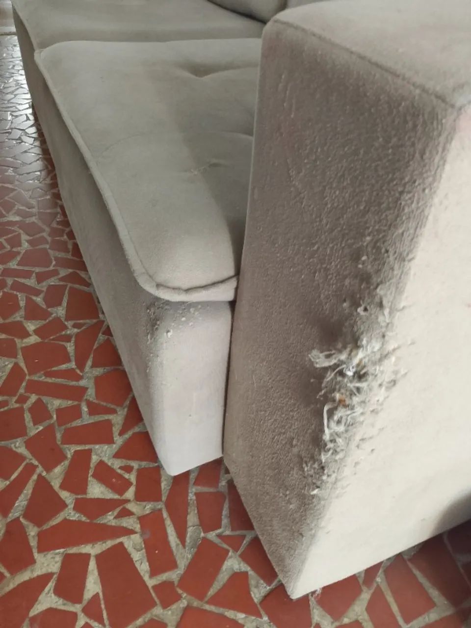 Sofá retrátil confortável , com avarias no tecido  - Foto 3