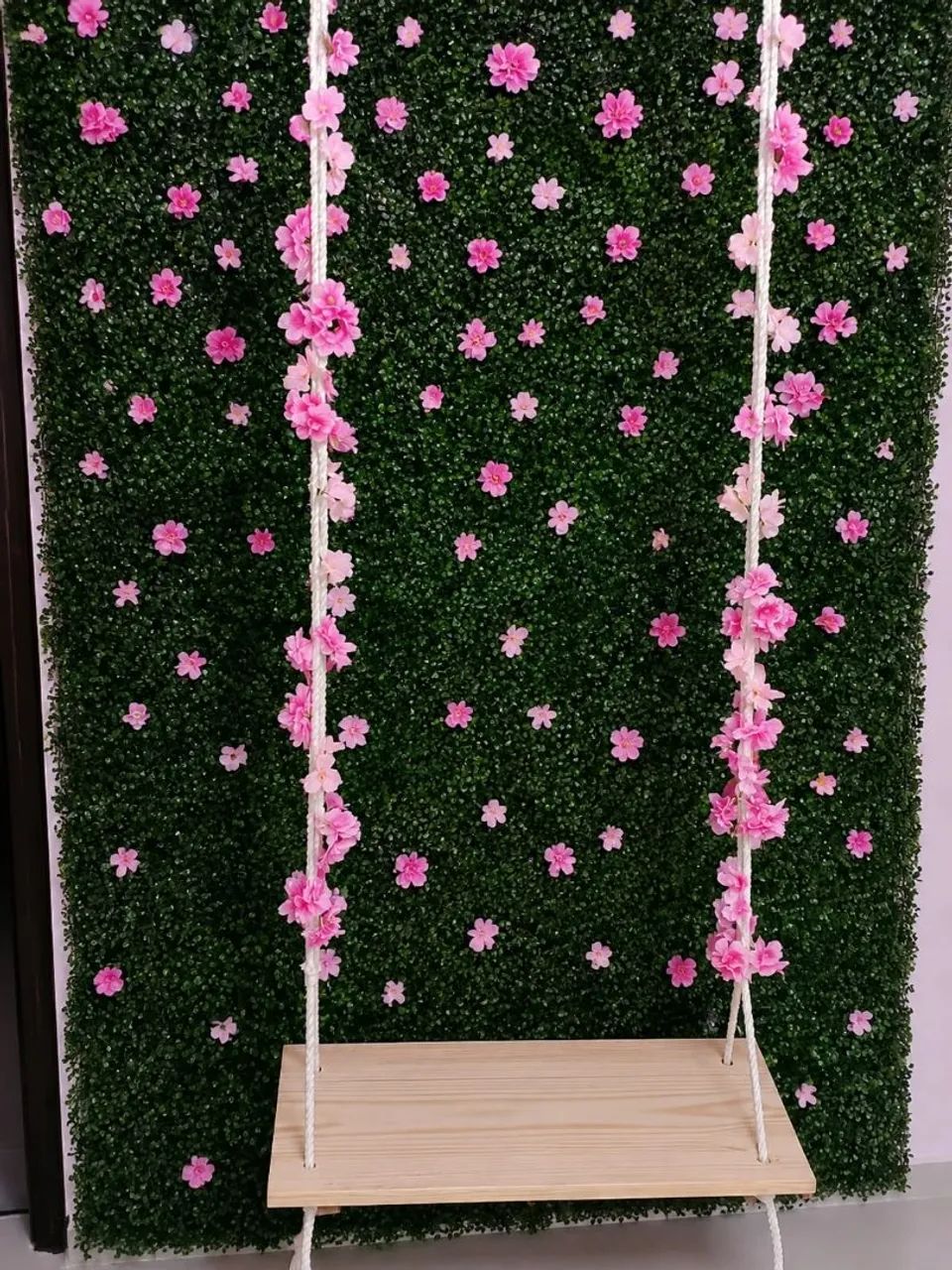 Balança de madeira com corda e flores