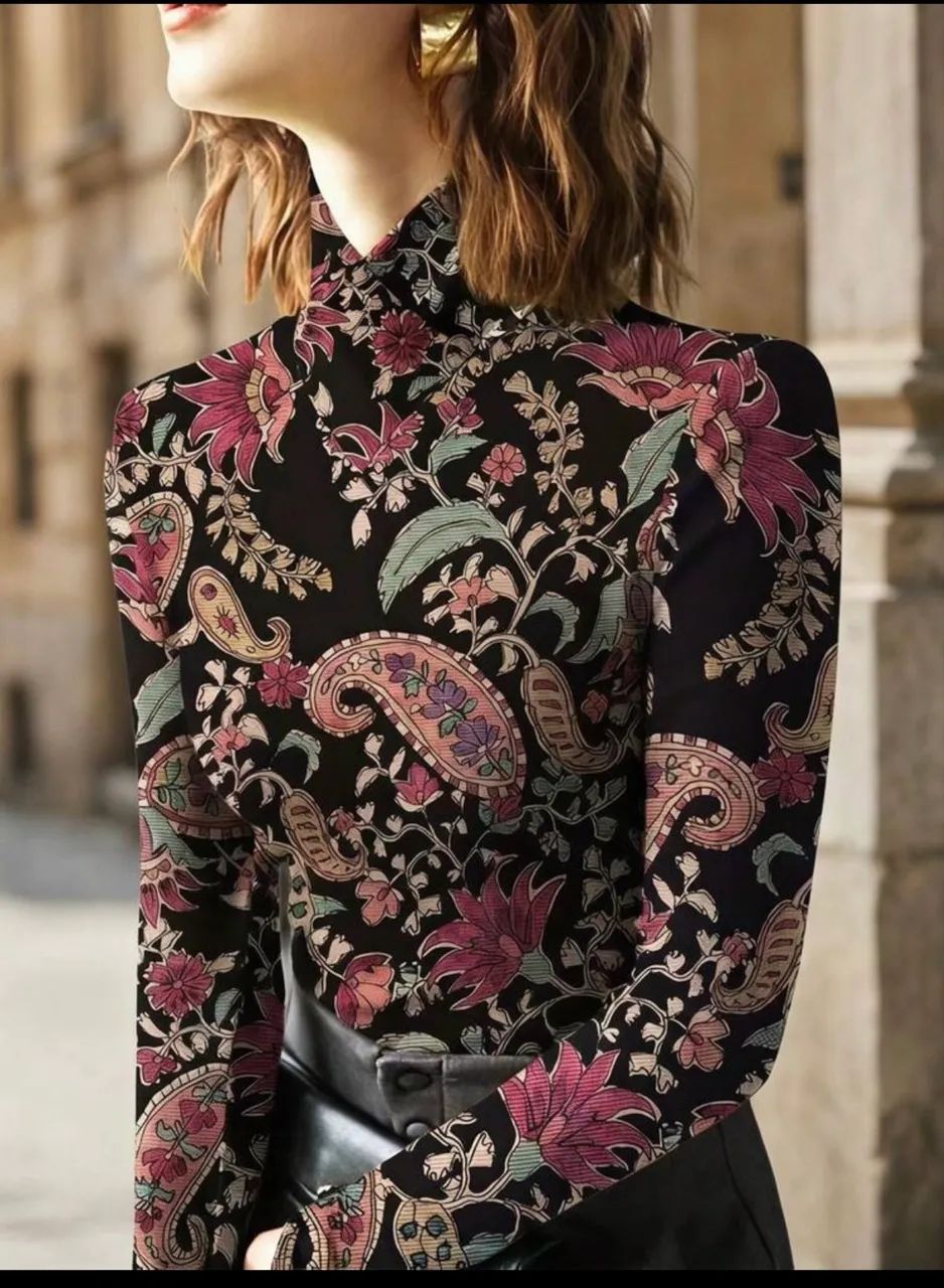 blusa manga comprida preta estampada gola alta