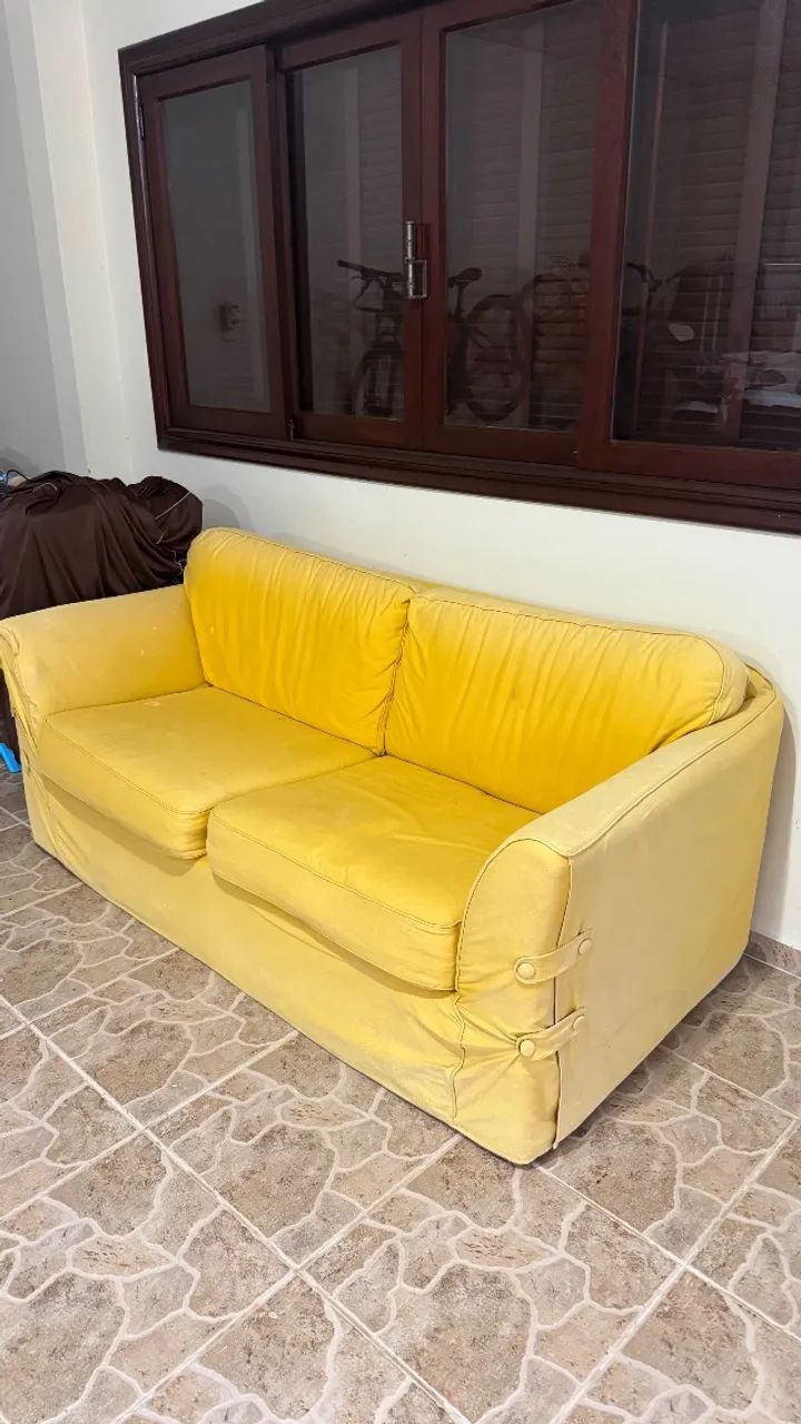 Sofá com cama embutida.