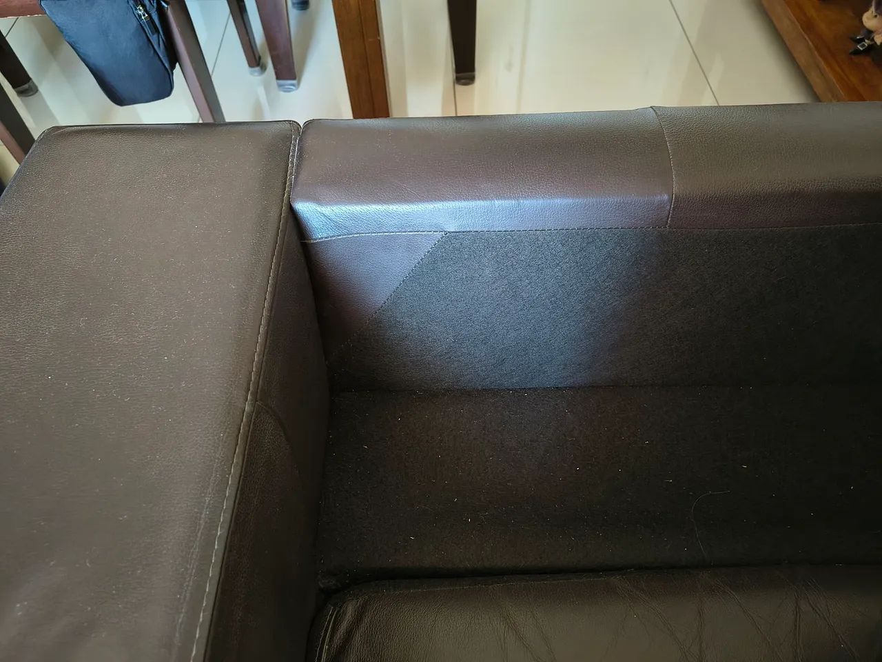 Vende-se 2 sofás de 2 lugares de couro legítimo, em bom estado de conservação.  - Foto 4