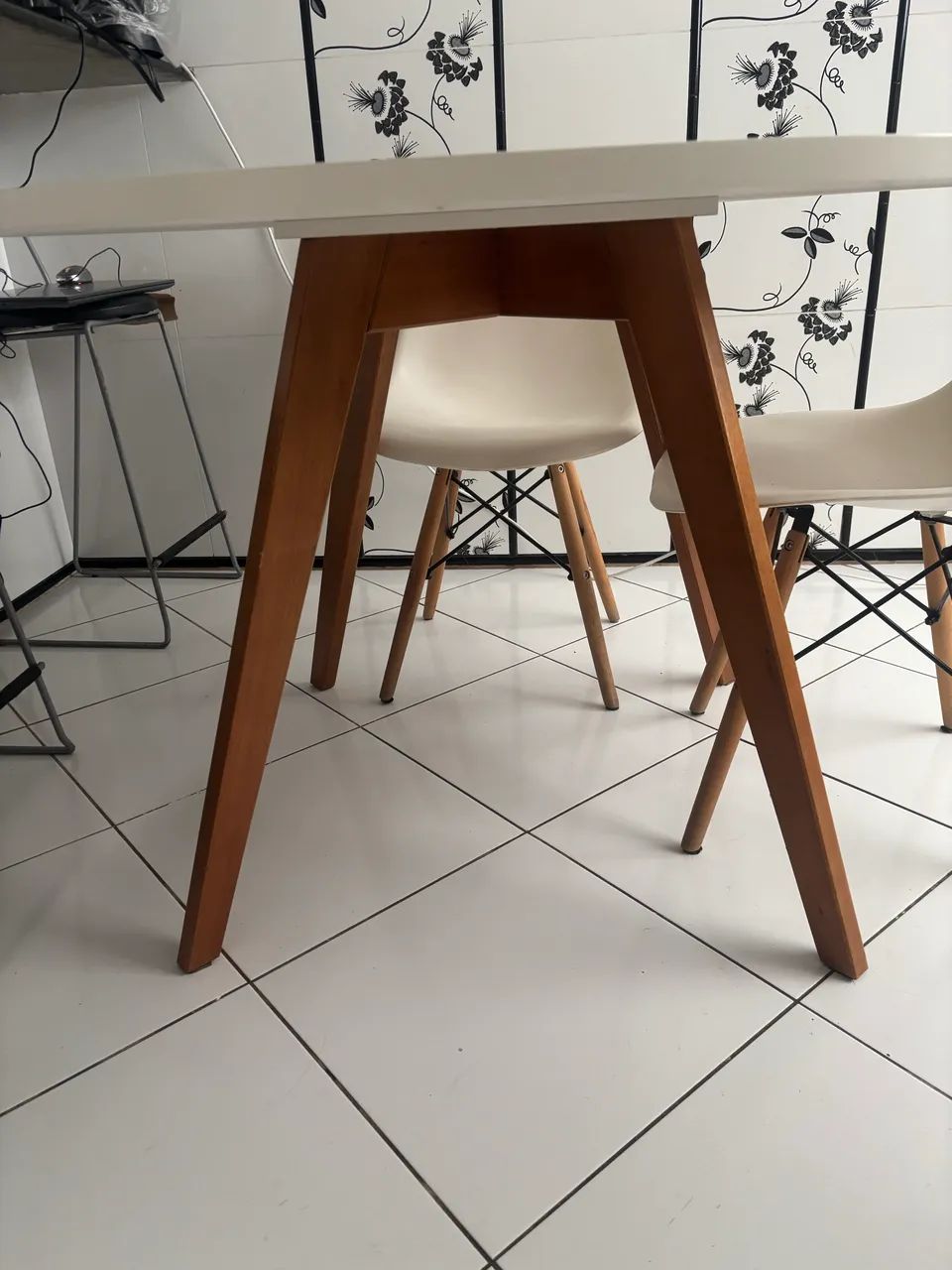 Vendo mesa 1,10m de diâmetro com 3 cadeiras - Foto 3