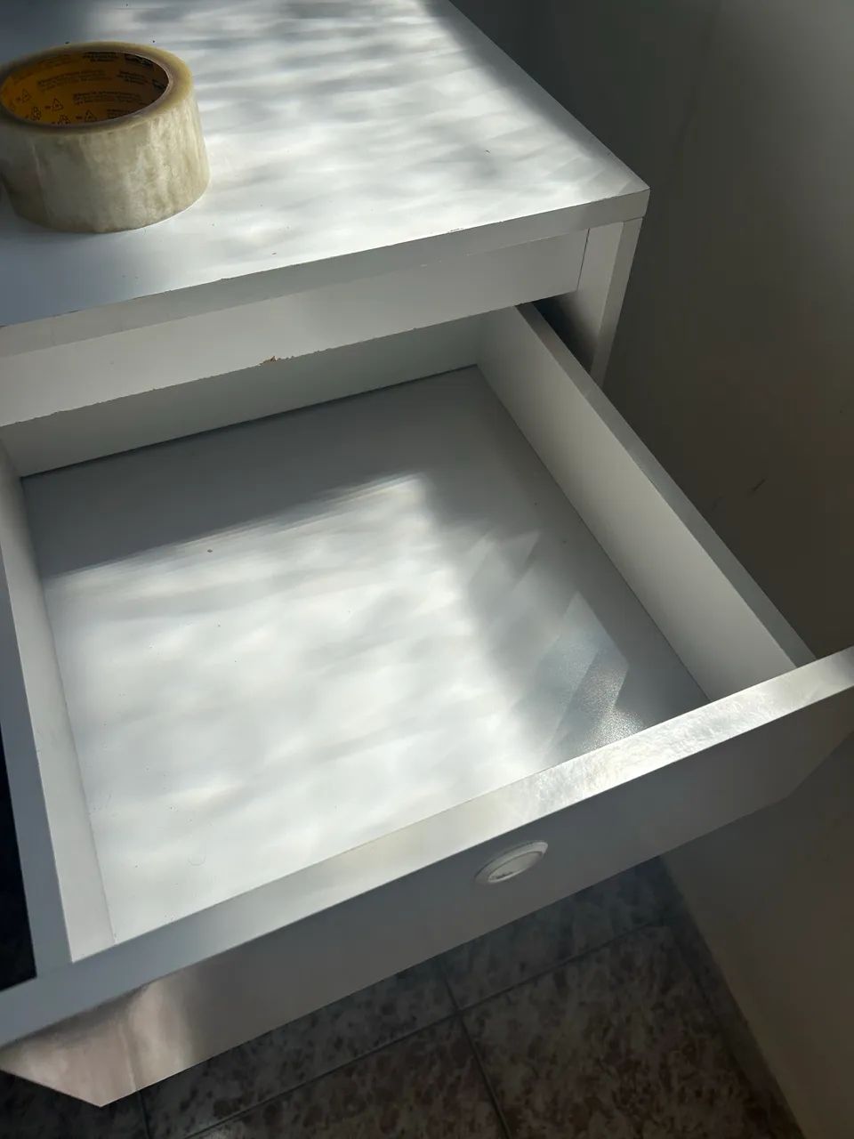 Mesa de escritório com 2 gavetas e 1 nicho - Foto 3