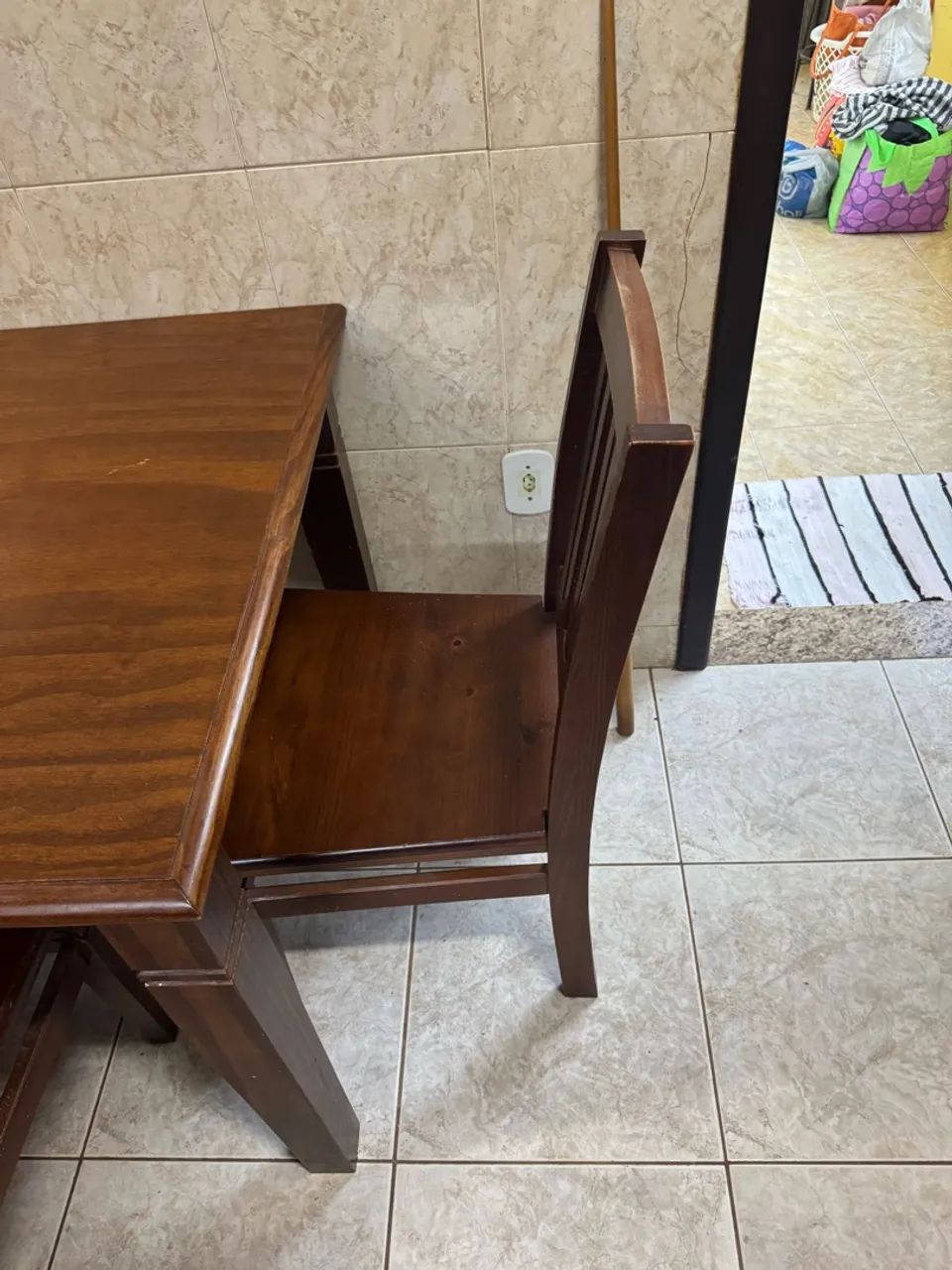 Mesa de madeira com 4 cadeiras  - Foto 3