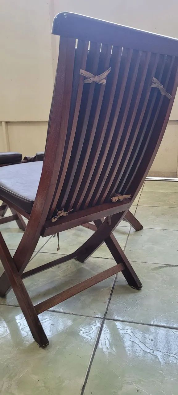 Cadeiras estofadas e dobráveis. 