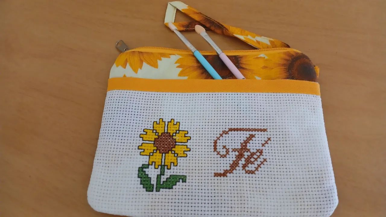 Necessáire bordada à mão