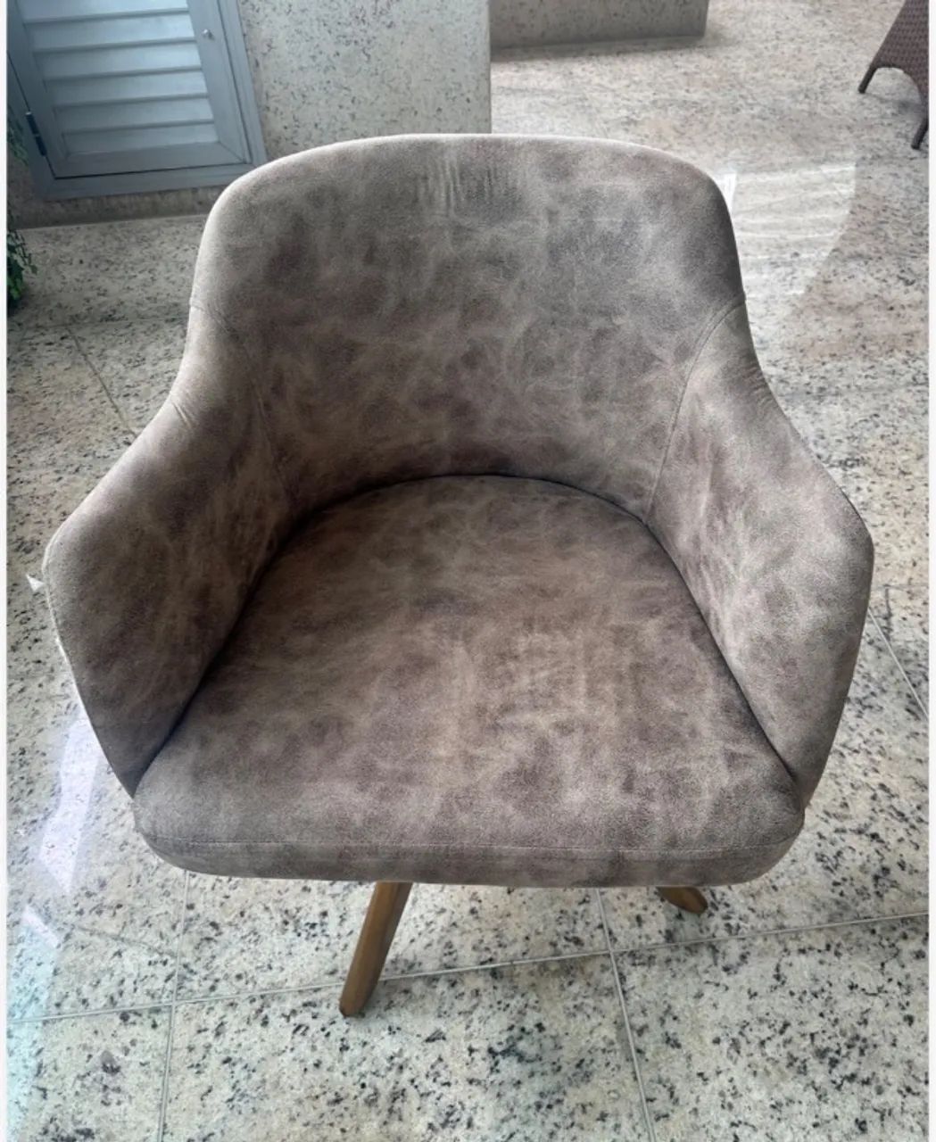 Cadeira / Poltrona Decorativa com Pés de Madeira