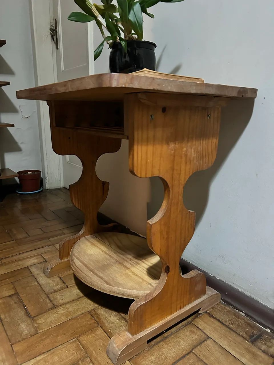 Mesinha de canto em madeira, usada e em bom estado de conservação. - Foto 2