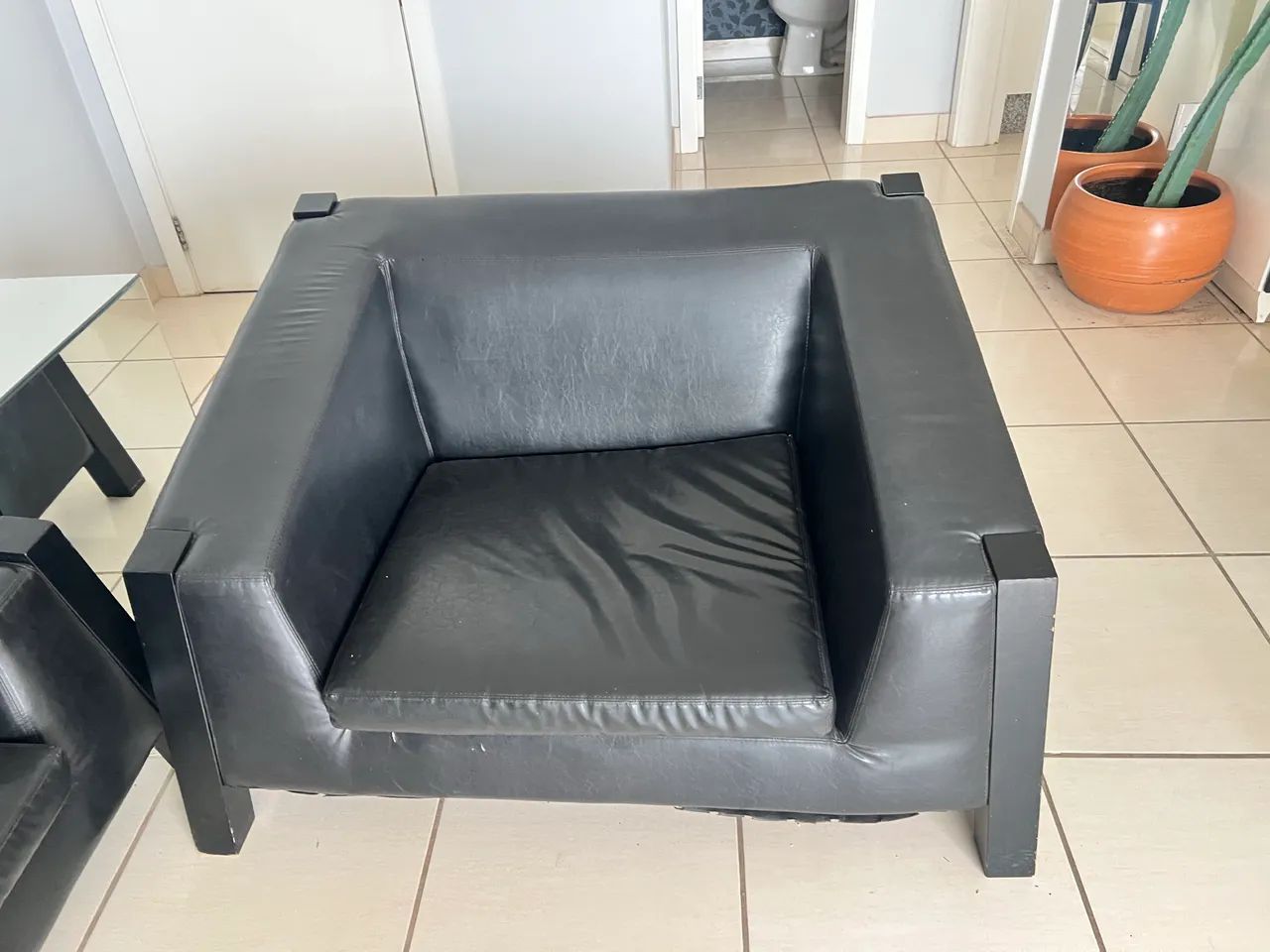 Sofá preto em Corino