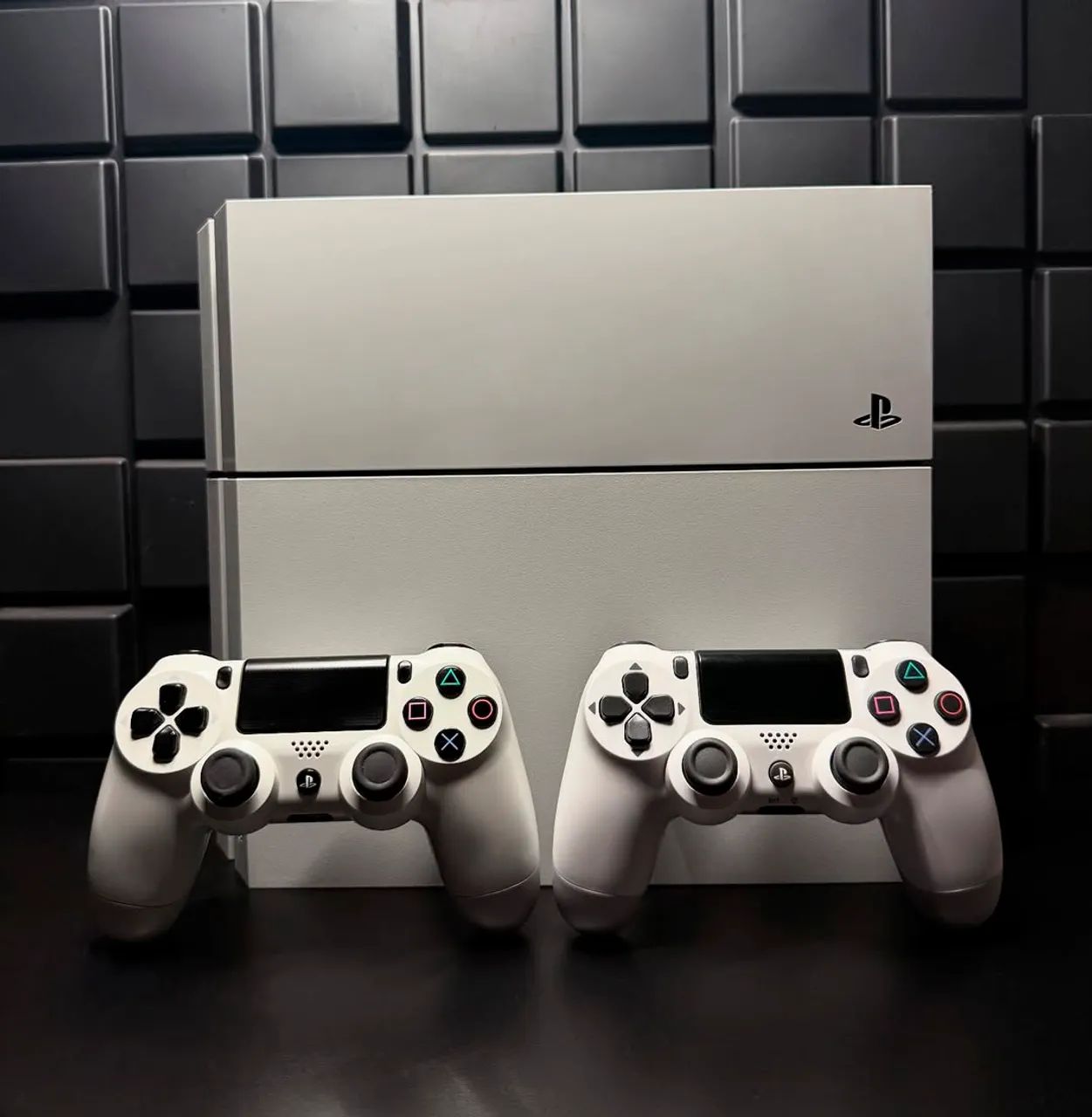 PS4 White 1 TB com 2 controles caixa e jogos  - Foto 2
