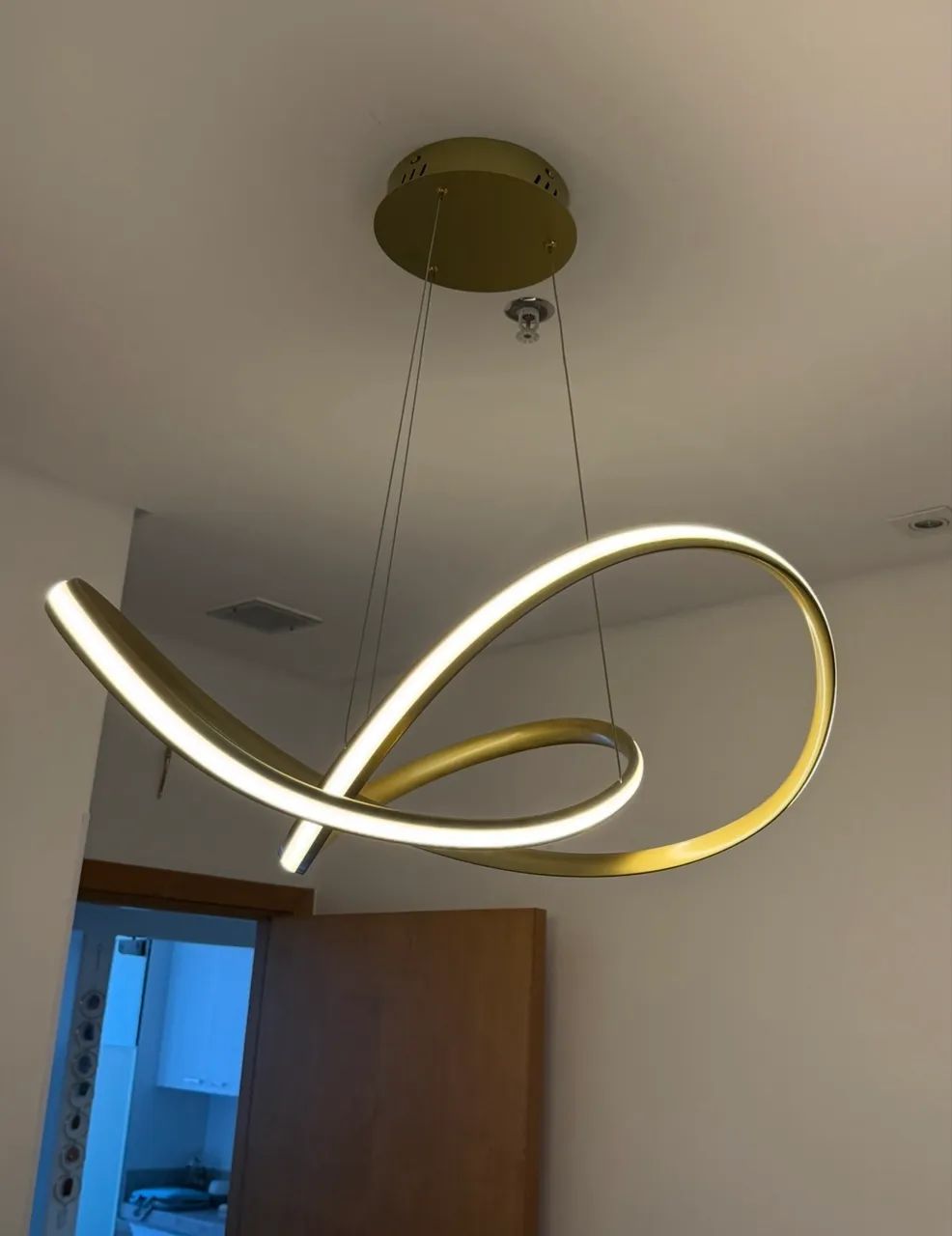 Lustre tipo infinito dourado 